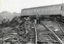 807725 Afbeelding van de ravage na de botising tussen exprestrein 21 en de stilstaande stoptrein 825 nabij Weesp, met ...